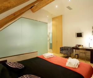 A bed or beds in a room at Hotel Sant Roc Még 37 kép