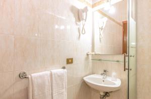 A bathroom at Downtown Accommodation