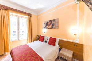 A bed or beds in a room at Downtown Accommodation