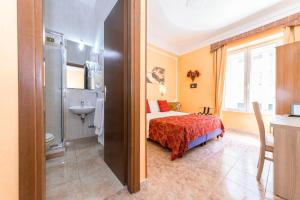A bathroom at Downtown Accommodation