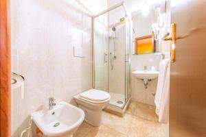 A bathroom at Downtown Accommodation