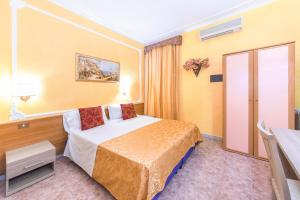 A bed or beds in a room at Downtown Accommodation