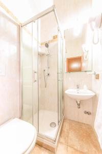 A bathroom at Downtown Accommodation
