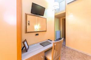 A television and/or entertainment centre at Downtown Accommodation Még 37 kép