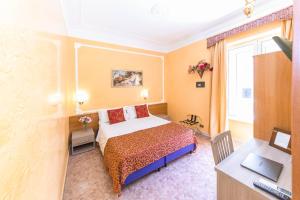 A bed or beds in a room at Downtown Accommodation