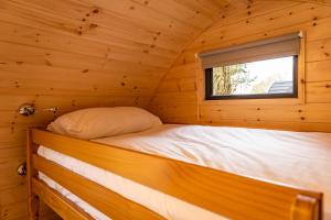 Ein Bett oder Betten in einem Zimmer der Unterkunft Camping Pods, Golden Sands Holiday Park