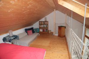sala de estar con sofá y estante para libros en Rustico, en Verdabbio