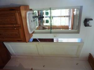 Appartement Cours Mirabeau CrsMb في آكس أون بروفانس: حمام مزود بحوض ومِرآة