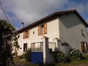a white house with a blue door at L'Orme-Vial in Saint-Galmier