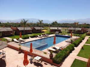 uma vista superior de uma piscina num resort em Les Orangers De l'Ourika em Marrakech