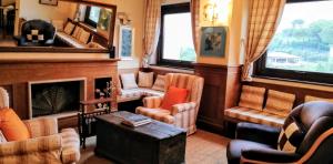 - un salon avec des chaises et une cheminée dans l'établissement Hotel & Ristorante degli Angeli, à Magliano Sabina