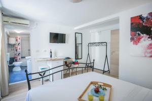 Televízia a/alebo spoločenská miestnosť v ubytovaní Guest house Mendi