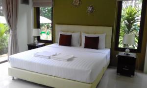 Postel nebo postele na pokoji v ubytování Phuket Sirinapha Resort