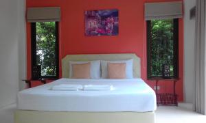 Postel nebo postele na pokoji v ubytování Phuket Sirinapha Resort