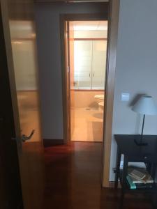 a bathroom with a toilet and a door to a room at Habitación doble independiente con baño compartido in Granada
