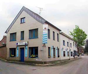 un edificio al lado de una calle en Landgasthof Kelzenberg, en Jüchen
