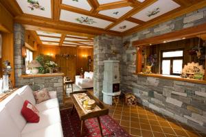 Posezení v ubytování Albergo Alpenrose Ski&Bike Mountain Hotel