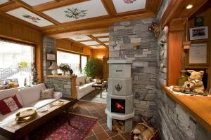 Posezení v ubytování Albergo Alpenrose Ski&Bike Mountain Hotel