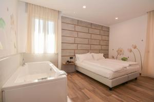 Rúm í herbergi á ALPieve Albergo Pieve