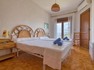 Un dormitorio con una cama y un escritorio y una ventana. en Holiday Home Montanar Plus-1 by Interhome, en Jávea