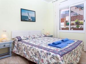 リャンサにあるApartment Les Oranetes by Interhomeのベッドルーム1室(青い枕のベッド1台付)