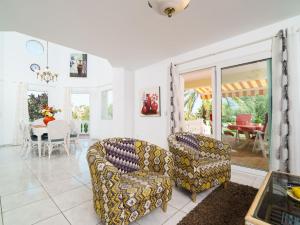 a living room with two chairs and a table at Holiday Home Montemar by Interhome in Fanadix