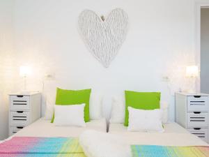 1 Schlafzimmer mit 2 Betten mit einem Herz an der Wand in der Unterkunft Holiday Home Benimeit by Interhome in Moraira