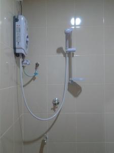 ducha con secador de manos y teléfono en el baño. en Best Seven Motel, en Kuah