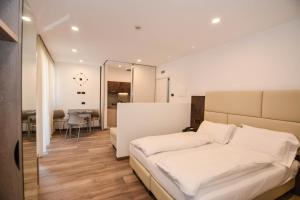 Rúm í herbergi á ALPieve Albergo Pieve