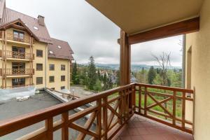 balkon z widokiem na budynek w obiekcie RentPlanet - Apartamenty Szrenica w Szklarskiej Porębie