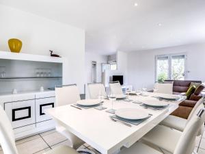 Un comedor blanco con una mesa y sillas blancas. en Holiday Home Villa Languedoc by Interhome, en Vaux-sur-Mer 17 fotos más
