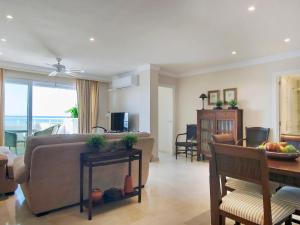 een woonkamer met een bank en een tafel bij Apartment Playa Real by Interhome in Marbella