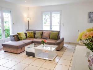 Una sala de estar con un sofá y una mesa de café. en Holiday Home Villa Languedoc by Interhome, en Vaux-sur-Mer