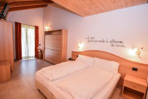 Rúm í herbergi á ALPieve Albergo Pieve