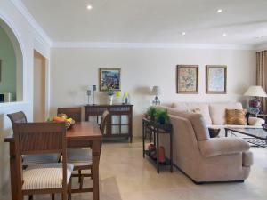 un soggiorno con un divano e un tavolo di Apartment Playa Real by Interhome a Marbella Altre 25 foto