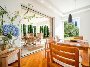 een eetkamer met een tafel en stoelen bij Villa Kamik by Interhome in Kostrena