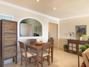 una cucina e una sala da pranzo con tavolo e sedie di Apartment Playa Real by Interhome a Marbella
