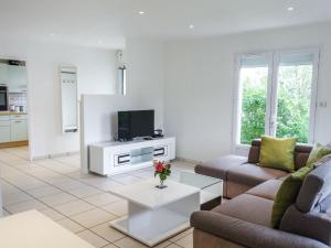 Una sala de estar con dos sofás y un televisor. en Holiday Home Villa Languedoc by Interhome, en Vaux-sur-Mer