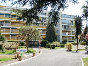um parque de estacionamento em frente a um grande edifício em Apartment Le Trident by Interhome em Cannes