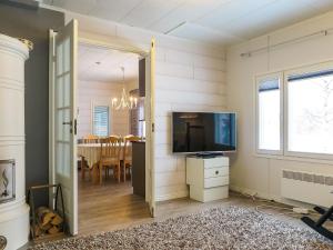 un soggiorno con televisione e una sala da pranzo di Holiday Home Einola by Interhome a Laiska