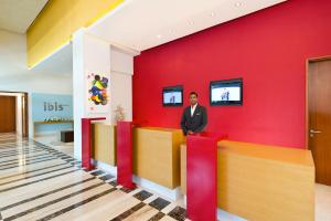 ibis Nashik - An Accor Brand的电视和/或娱乐中心