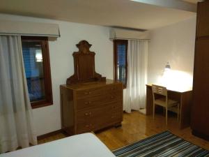 um quarto com uma cómoda e uma secretária com uma cómoda em Casa DA.MA. CORNARO 2 centro storico em Asolo