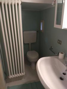 uma casa de banho com um WC branco e um lavatório. em Casa DA.MA. CORNARO 2 centro storico em Asolo