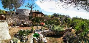 CorsanoにあるVilla Valeriaの石壁の庭園