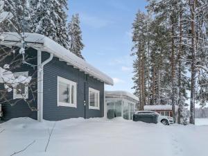 una casa en la nieve con un coche aparcado al lado en Holiday Home Einola by Interhome en Laiska