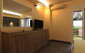 TV a/nebo společenská místnost v ubytování Ariston Hotel