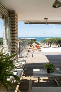 d'une terrasse avec des chaises et une vue sur l'océan. dans l'établissement Apartamento Conquistadores Mazagon, à Mazagón