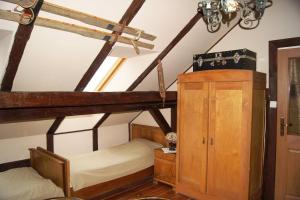 ソスノフカにあるPensjonat Nostalgiaのベッドルーム1室(屋根裏部屋、二段ベッド2組付)