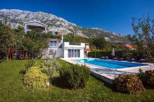 Bazén v ubytovaní Villa Golden Garden with 50sqm private pool alebo v jeho blízkosti