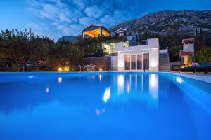 Bazén v ubytovaní Villa Golden Garden with 50sqm private pool alebo v jeho blízkosti
